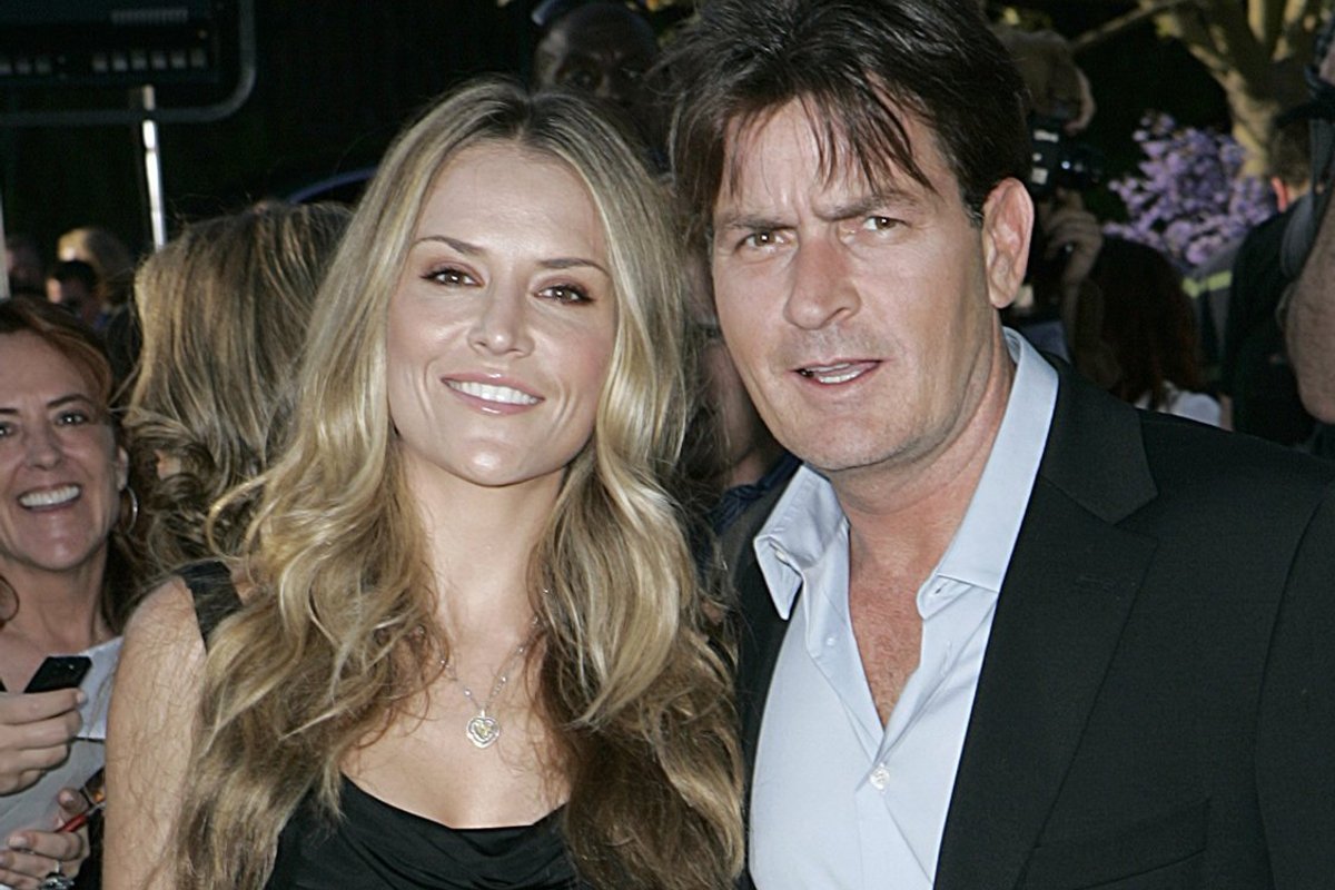 Näitleja Charlie Sheeni eksabikaasa ja laste ema nõuab talt miljoneid dollareid