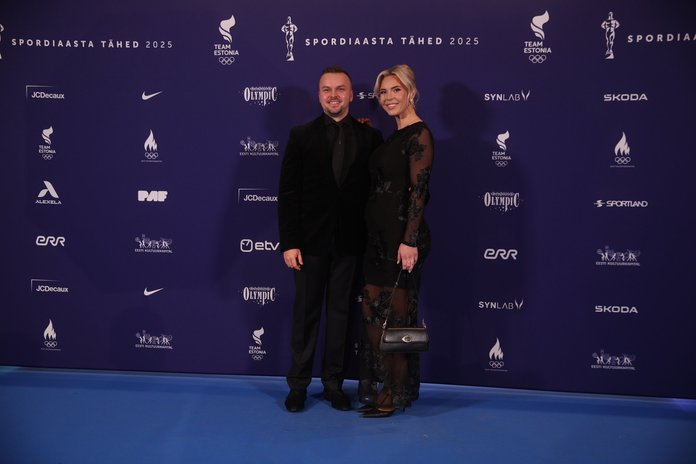 Henry Hein lapseootel elukaaslasega "Spordiaasta Tähed 2025" gala sinisel vaibal