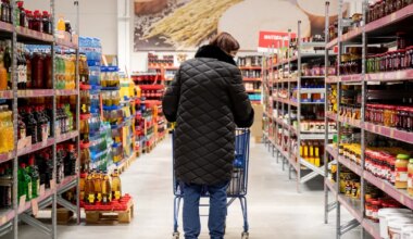 KÜLMKAPP TÜHI JA KELL TIKSUB ⟩ Vaata, kui kaua on toidupoed pühade ajal avatud