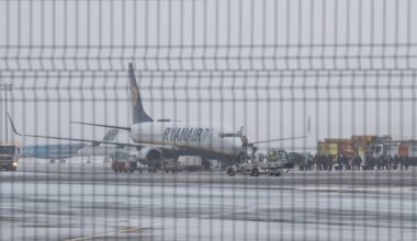 Tormituuled paiskasid Soomes kaks lennukit lumevalli, viga keegi ei sanud