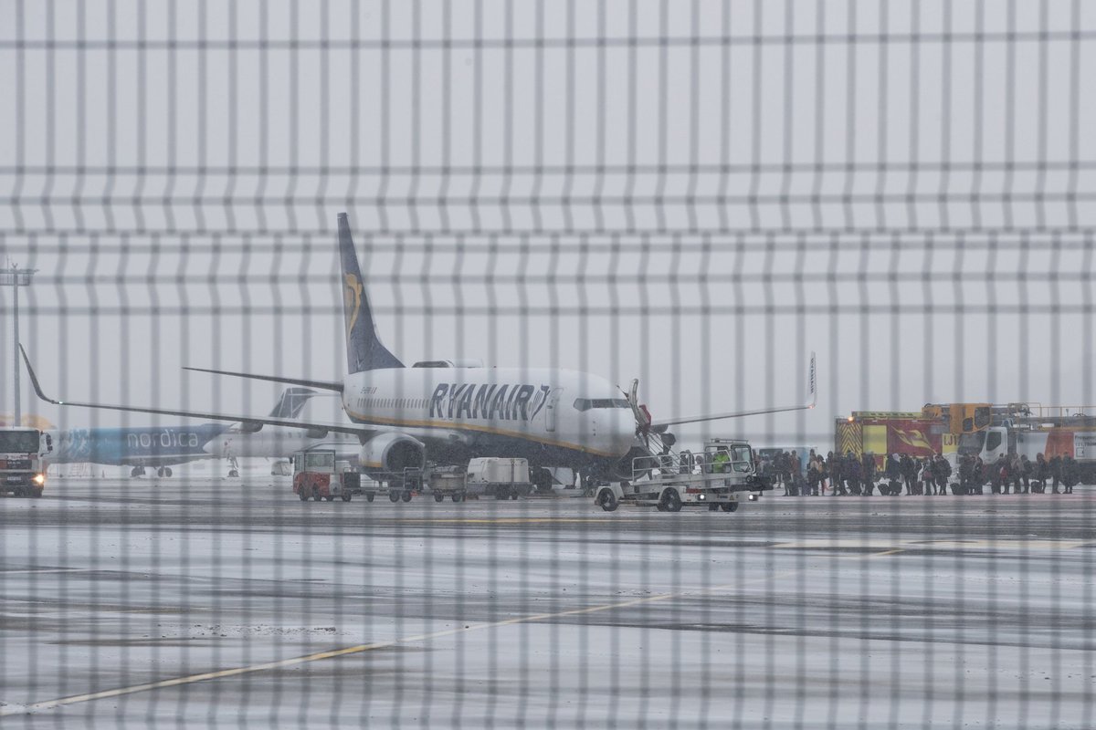 Tormituuled paiskasid Soomes kaks lennukit lumevalli, viga keegi ei sanud