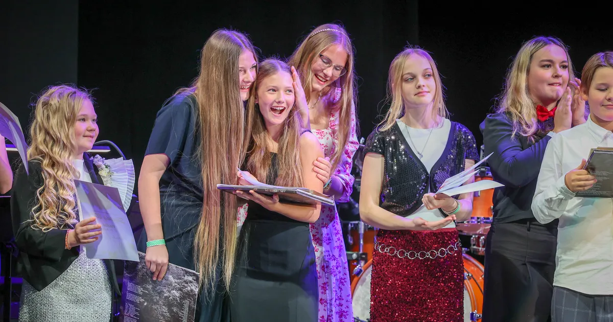 GALERII ⟩ Sügisulu võitja harjutab ülejäänud Pärnu noortega muusikaliks