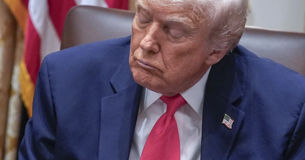 Valitsuse koosolekul taas tukkuma jäänud Trump võimendab kõlakaid põdurast tervisest