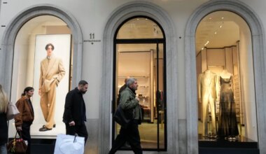 Suurtehing moemaailmas: Prada ostab soodushinnaga Versace’i