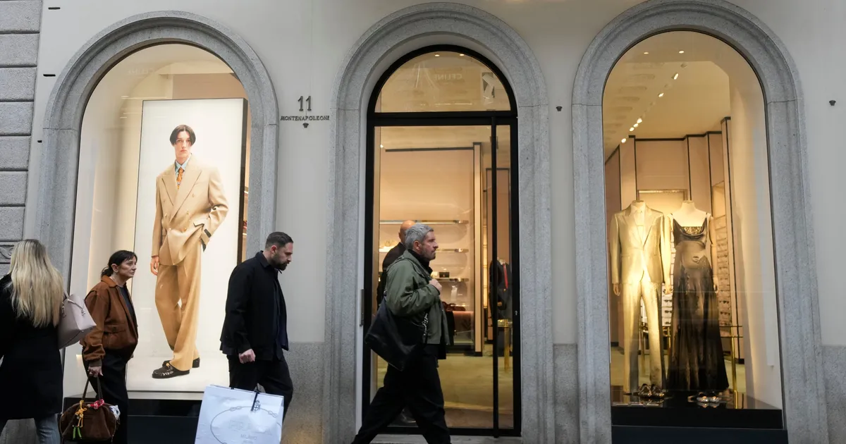 Suurtehing moemaailmas: Prada ostab soodushinnaga Versace’i