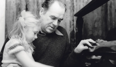 SUUR LAVA, VÄIKE PERE ⟩ Georg Otsa tütar näitab isa, keda maailm ei näinud