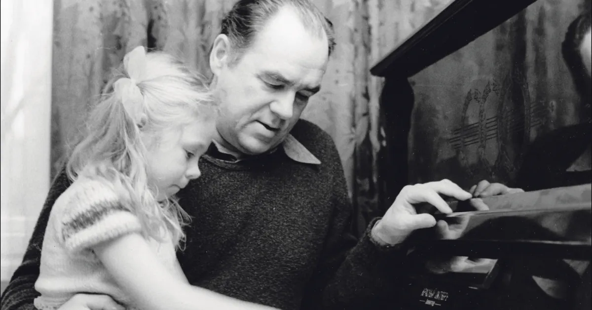 SUUR LAVA, VÄIKE PERE ⟩ Georg Otsa tütar näitab isa, keda maailm ei näinud