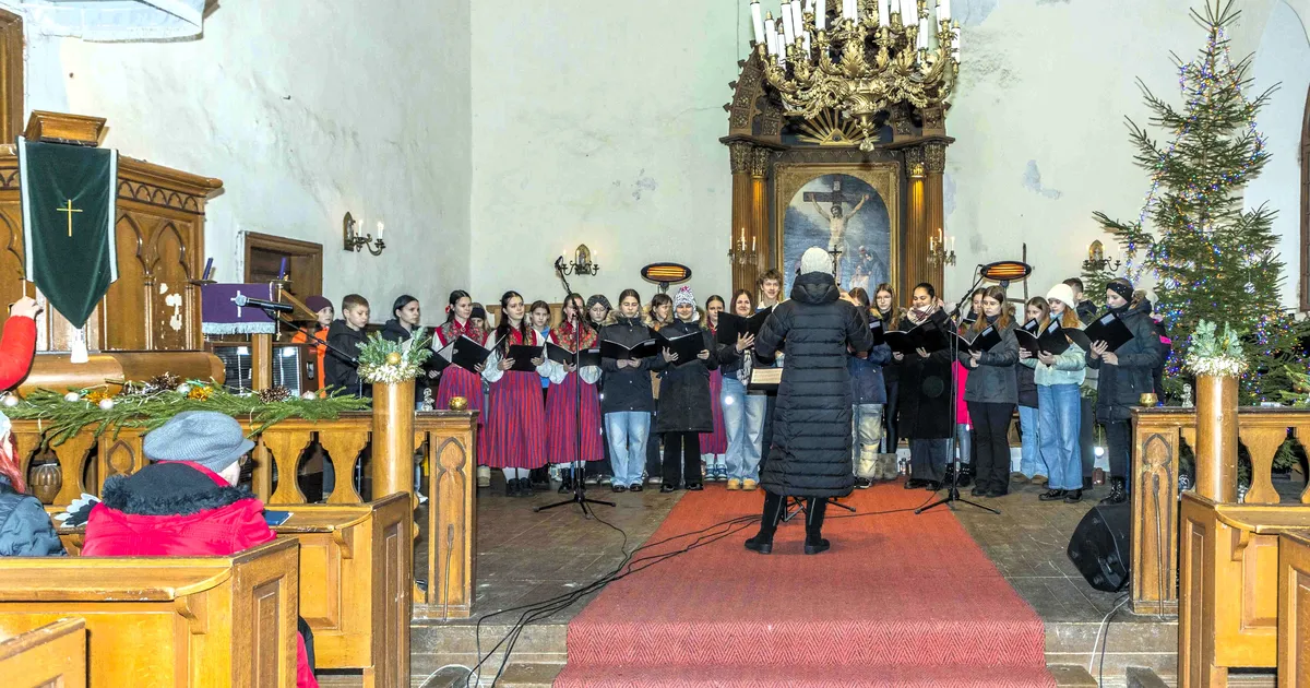 Laternamatkajad tegid annetuse Tartu ülikooli lastefondile