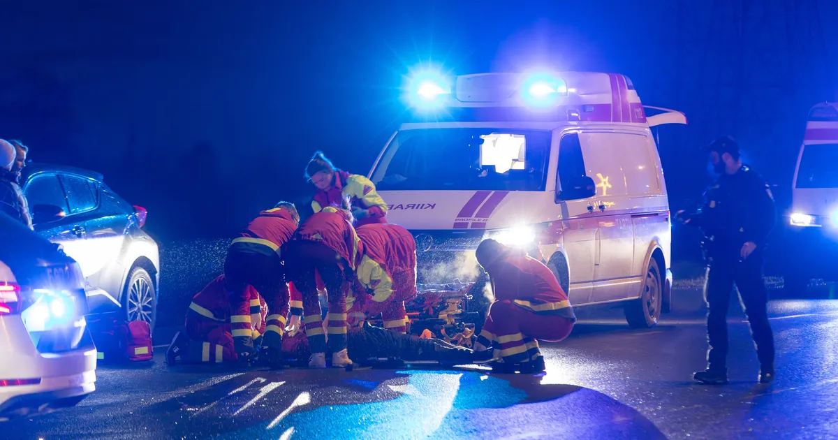 PILDID ⟩ Vales kohas teed ületanud jalakäija lendas kokkupõrkest autoga masina esiklaasi ja sai rängalt viga