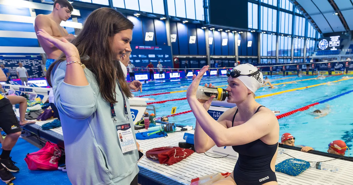 iga kord, kui see tüdruk vett puudutab, juhtub midagi erilist