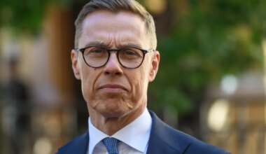 Stubb maalib kaardi maailmast, mis jaguneb läände, itta ja lõunasse