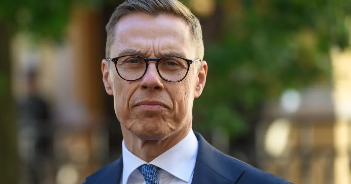 Stubb maalib kaardi maailmast, mis jaguneb läände, itta ja lõunasse