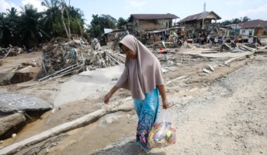 KÜLAD JÄÄNUD ABITA ⟩ Indoneesia tulavdest eluga pääsenud inimesi ähvardab nüüd näljasurm