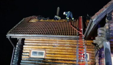 FOTOD ⟩ Palkmaja katusealune võttis tuld