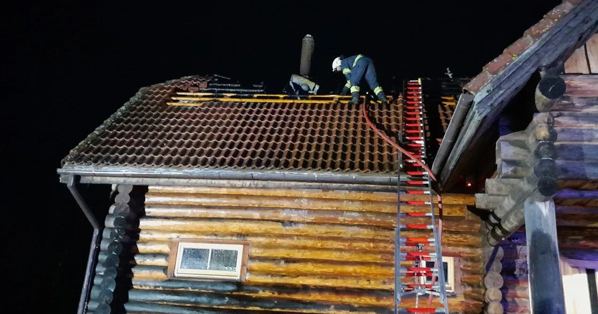 FOTOD ⟩ Palkmaja katusealune võttis tuld