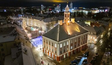 FOTOD ⟩ Tartus märgati pilkupüüdvas rüüs meest. «Ärge naerge, tal on keskajakriis!»