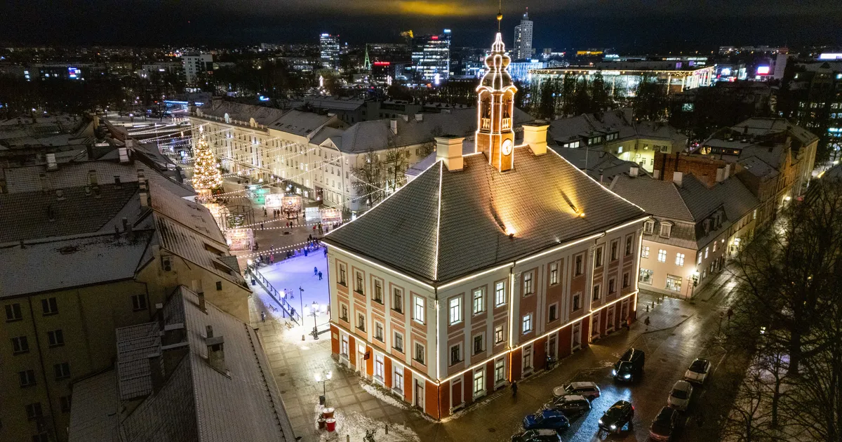 FOTOD ⟩ Tartus märgati pilkupüüdvas rüüs meest. «Ärge naerge, tal on keskajakriis!»