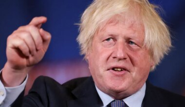 VIDEOD JA FOTOD ⟩ Endine Suurbritannia peaminister Boris Johnson hullutas tütre sünnipäeval rahvast haldjatiibade ja tiaaraga