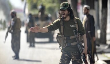 Taliban pidas kinni tänaval «Peaky Blindersi» tegelaskujudena ringi kõndinud noormehed