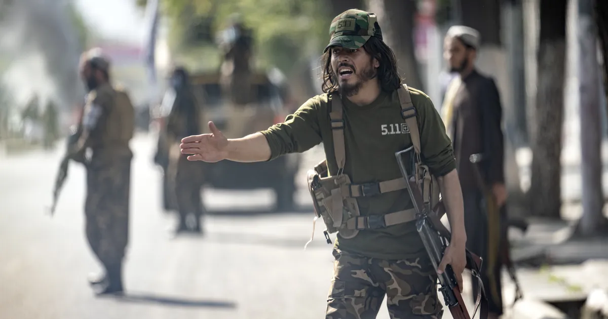 Taliban pidas kinni tänaval «Peaky Blindersi» tegelaskujudena ringi kõndinud noormehed