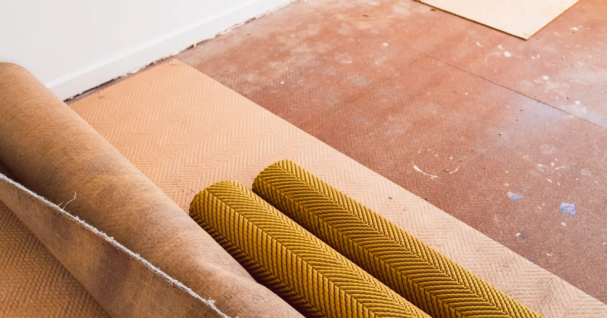 Noorpaar võttis uue kodu vaipkatte üles – avanenud vaatepilt purustas nende unistused