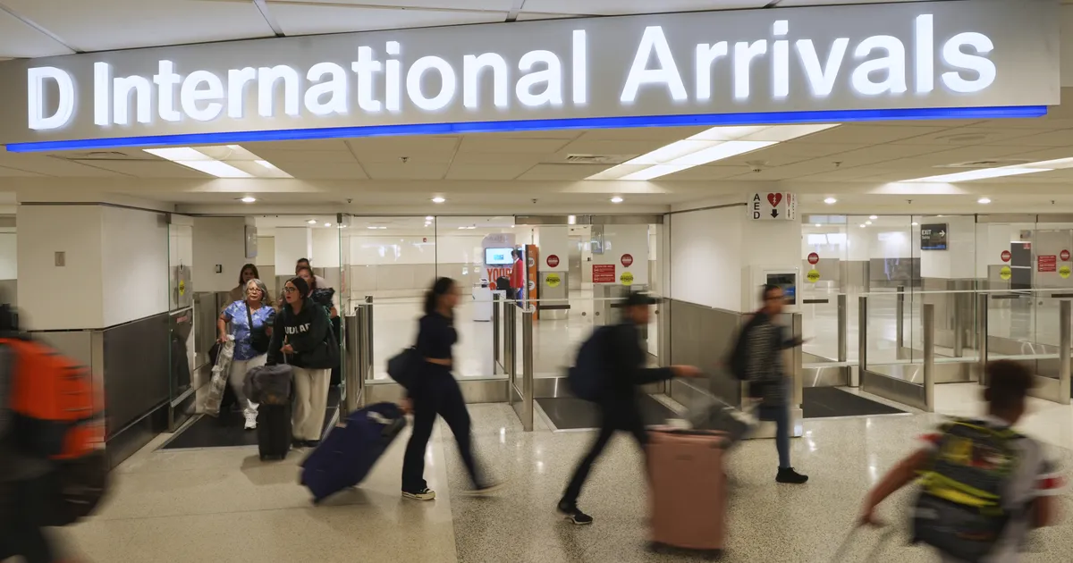 TRUMPI PLAAN ⟩ USAsse sõitvad turistid peavad näitama ette viie aasta tegevuse ühismeedias