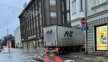 Viljandi vanalinna eksinud kaubaauto murdis kitsal ristmikul taas liiklusmärgi