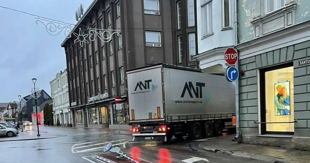 Viljandi vanalinna eksinud kaubaauto murdis kitsal ristmikul taas liiklusmärgi