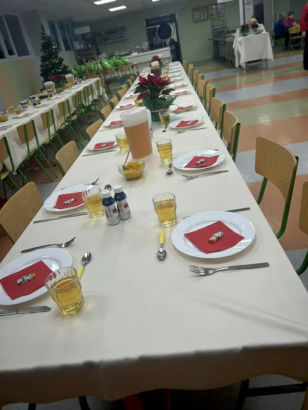 Daily kaubamärgi all tegutsev Viljandi koolide ja lasteaedade toitlustaja korraldas vähekindlustatud peredele jõulupeo.