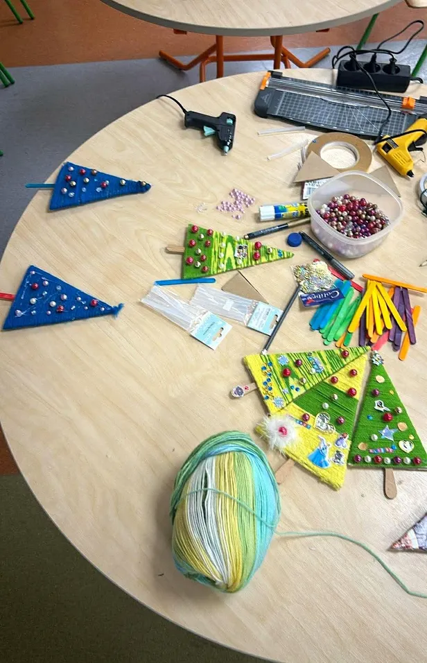 Daily kaubamärgi all tegutsev Viljandi koolide ja lasteaedade toitlustaja korraldas vähekindlustatud peredele jõulupeo.