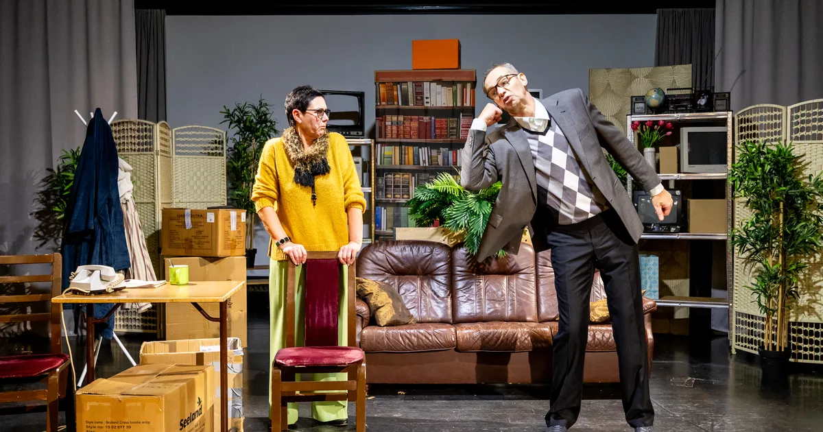 GALERII ⟩ Häädemeeste huviteater kingib legendaarsele näitlejale sünnipäevaks etenduse