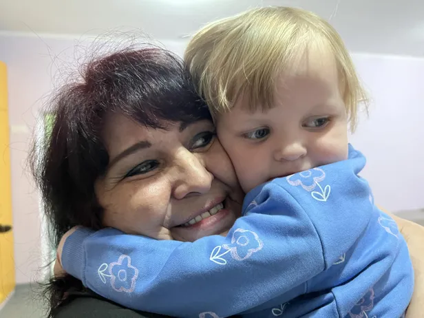 Olõna ​kõige pisema lastekodulapsega.