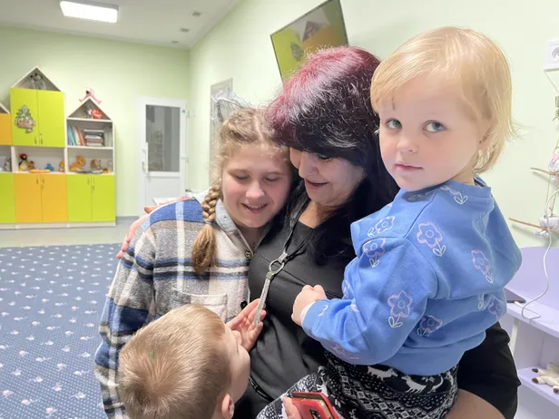 Olõnat lapsed hoiavad.