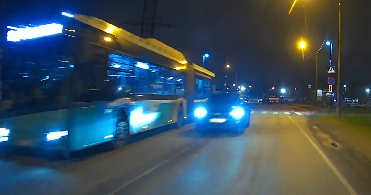 FOTO ⟩ Bussi tagant välja kihutanud autojuhti ei heidutanud ka vastutulev auto