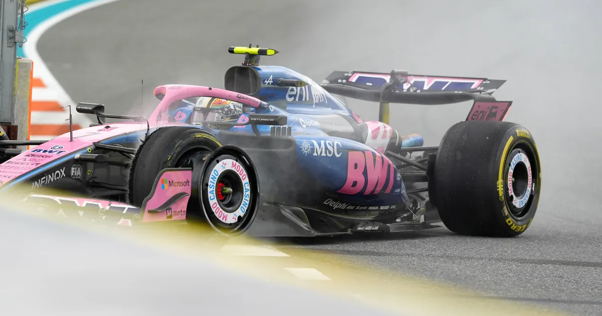 VIDEO ⟩ Aroni tiimikaaslane suutis ühes ja samas kurvis kolm korda seina põrutada