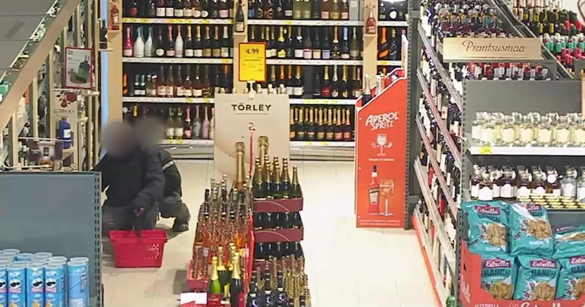 VIDEO ⟩ Mis turvamees? Müüjaprouad tõstsid Tartu jultunud viinavaraste seljakotid ise saagist tühjaks