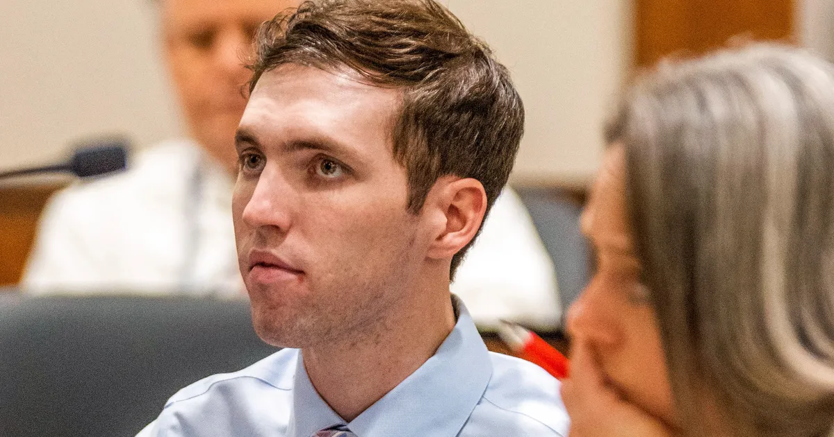 VIDEOD KOHTUST ⟩ Charlie Kirki mõrvas süüdistatav Tyler Robinson astus irvitades esimest korda kohtu ette