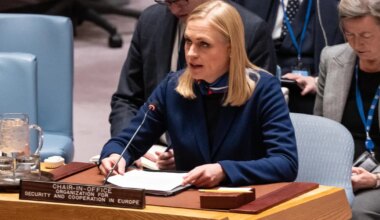 ERKKI BAHOVSKI ⟩ Kes ründas keda?