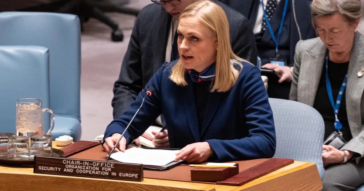 ERKKI BAHOVSKI ⟩ Kes ründas keda?