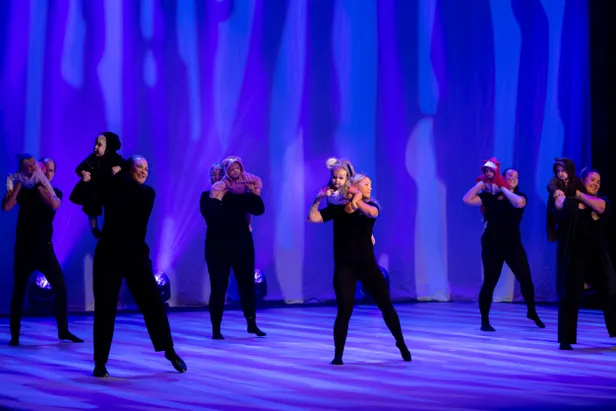 Laine Mägi tantsukooli jõulukontsert «Sisemise valguse suunas» Pärnu kontserdimajas.