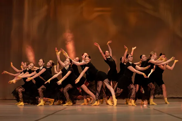 Laine Mägi tantsukooli jõulukontsert «Sisemise valguse suunas» Pärnu kontserdimajas.