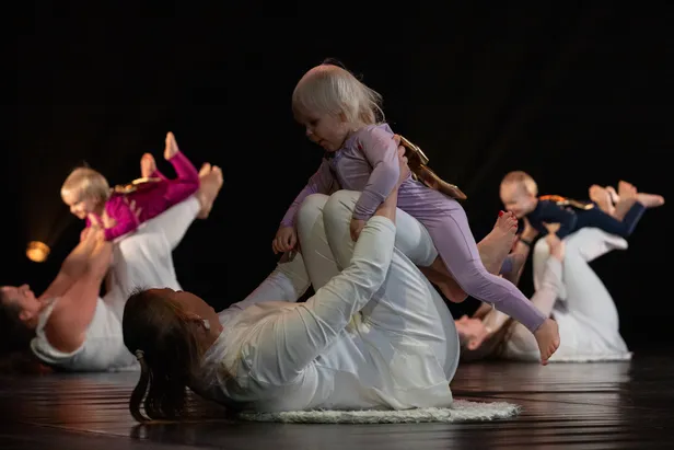 Janne Ristimetsa tantsustuudio etendus «Jõulutunnete tunnel» Endla teatris.
