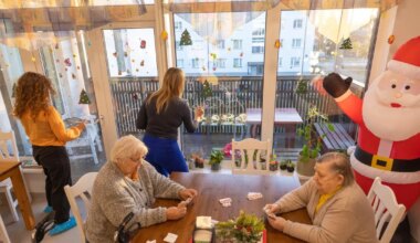 Eakad lasid akendele maalida lapsepõlvemälestusi