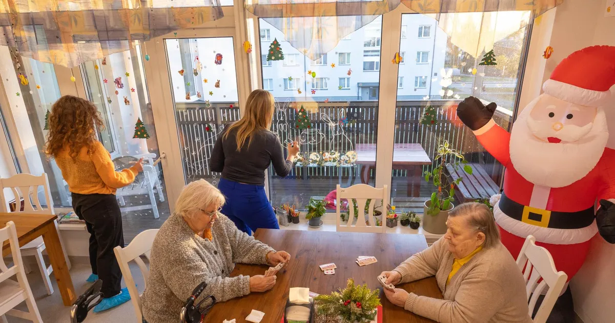 Eakad lasid akendele maalida lapsepõlvemälestusi