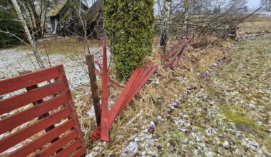 GALERII ⟩ Auto sõitis kurikuulsas Kääpa ristis taas aia pilbasteks