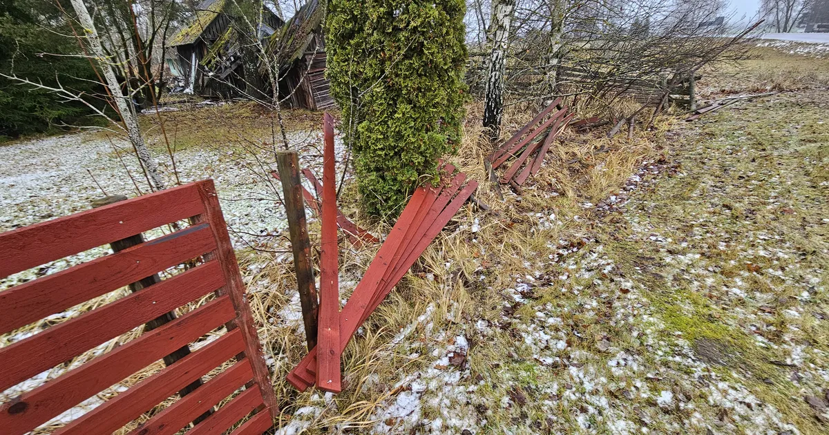 GALERII ⟩ Auto sõitis kurikuulsas Kääpa ristis taas aia pilbasteks
