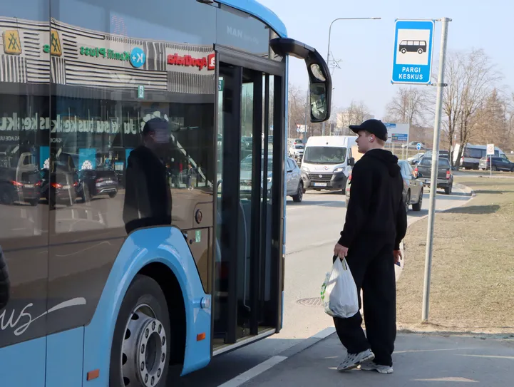 Suur osa Kohtla-Järve linnaliinidest läbib ka Jõhvit, kuid Jõhvi vald pole siiani olnud nõus neid kaasrahastama.