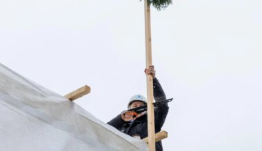 GALERII ⟩ Viiratsi kogukonnamaja sarikapärg langes sae all