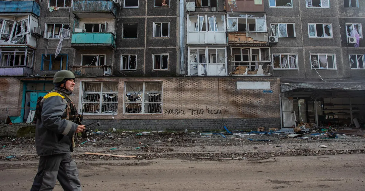 KOHALIK VAADE ⟩ Elektririndel sõdivad Ukraina töölised peletavad eluga riskides pimedust ja meeleheidet