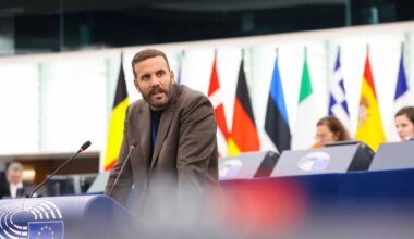 Kreeka eurosaadik klohmis Strasbourgis ajakirjaniku läbi